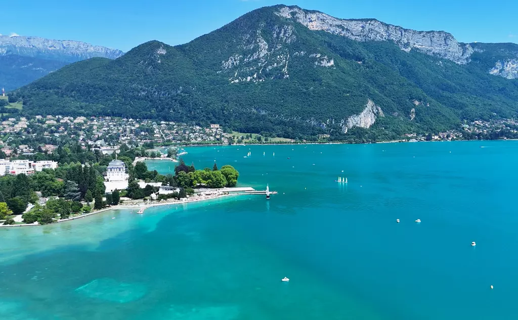 Cinematic Travel Stories with a visit to Annecy, France
